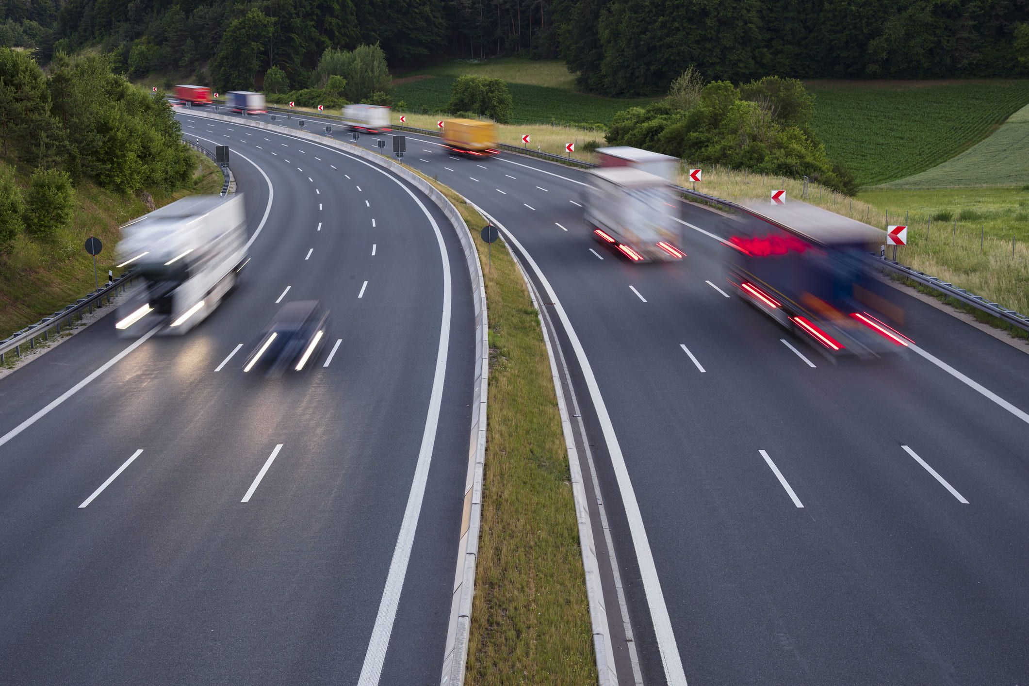 Transportfahrzeuge auf der Autobahn